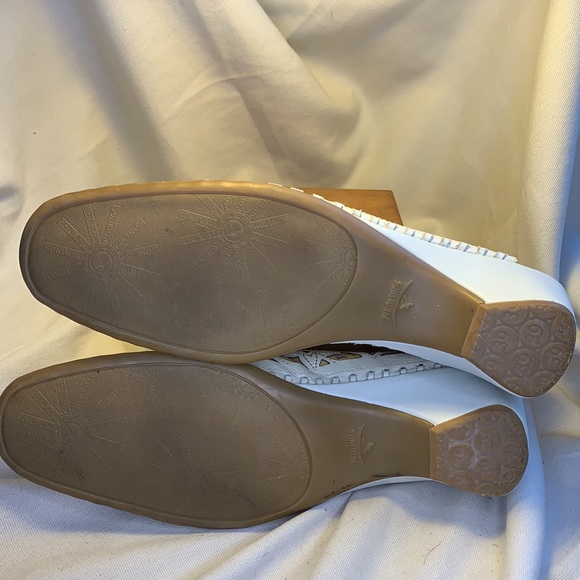 Pikolinos flower laser cut leather/stitching shoes - Picture 7 of 14